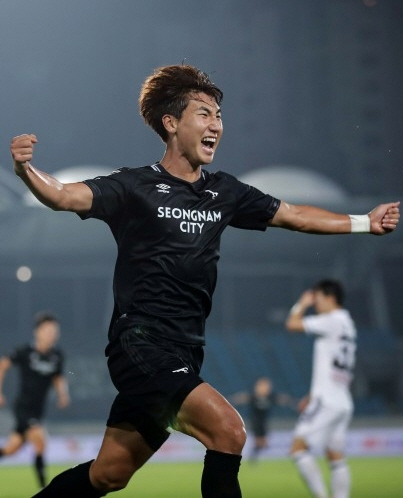 14일 성남 탄천종합운동장에서 열린 하나원큐 K리그1 2020 16라운드 부산 아이파크와 성남FC의 경기에서 후반 15분 성남 유인수가 선제골을 뽑아낸 뒤 환호하고 있다. (사진=한국프로축구연맹 제공)