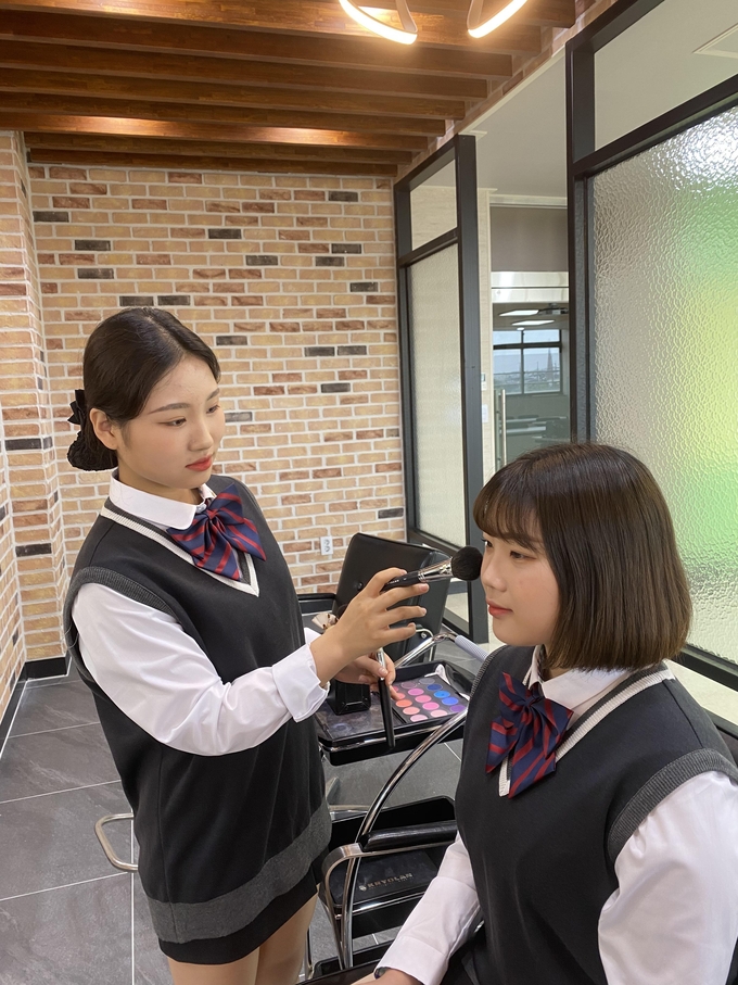 경기스마트고등학교 뷰티아트과 학생들이 1학년 학생이 메이크업을 하는 모습이다. (사진= 경기스마트고등학교 제공)