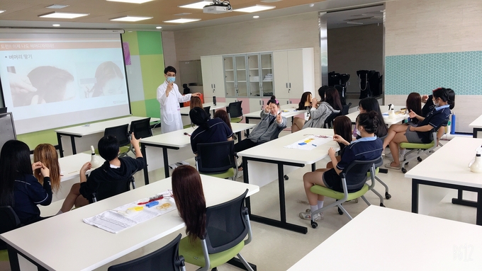 관내 중학생을 대상으로 경기스마트고 학과체험 프로그램(K-뷰티)을 운영하고 있다. (사진= 경기스마트고등학교)