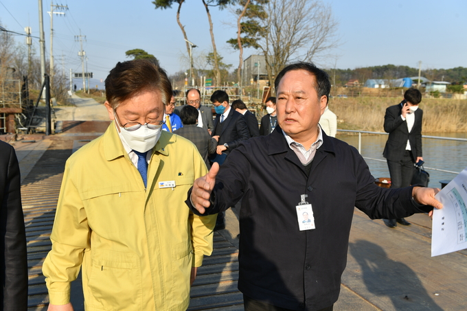 이재명 경기도지사가 양평군을 방문 정동균 군수와 함께 하천.계곡 불법시설물 정비상황을 둘러보고 있다./ 양평군 제공
