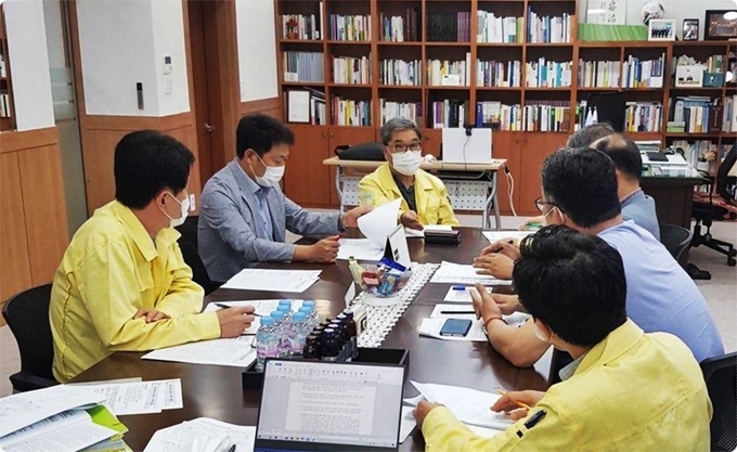 이재정 경기도교육감이 지난 15일 도교육청 남부청사에서 수도권을 중심으로 코로나19가 확산한 데 따른 긴급 대책회의를 주재했다. (사진 = 경기도교육청 제공)