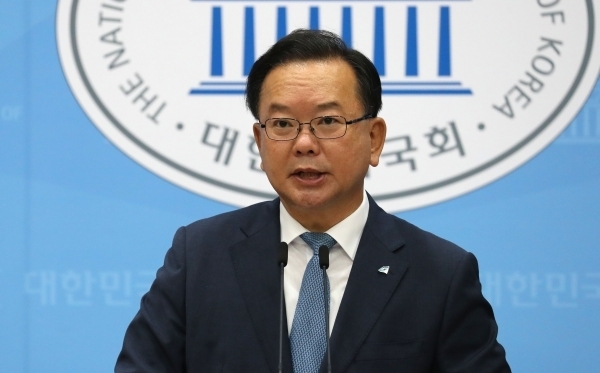 더불어민주당 김부겸 당대표 후보가 17일 오전 서울 여의도 국회 소통관에서 기자회견을 열고 당 혁신 방안을 발표하고 있다. (사진=연합뉴스) 