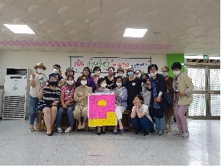 안성몽실학교 상반기 마을교사 나눔연수 참가자들이 기념촬영을 하고 있다. (사진 = 안성교육지원청 제공)