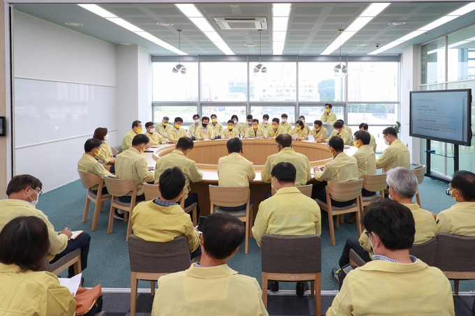 조광한 남양주시장은 관내에 코로나 19 확진자가 급증하자 지난 17일 오후 정약용도서관 컨퍼런스룸에서 긴급 점검회의를 개최하고 대응방안 등을 점검했다. /남양주시 제공