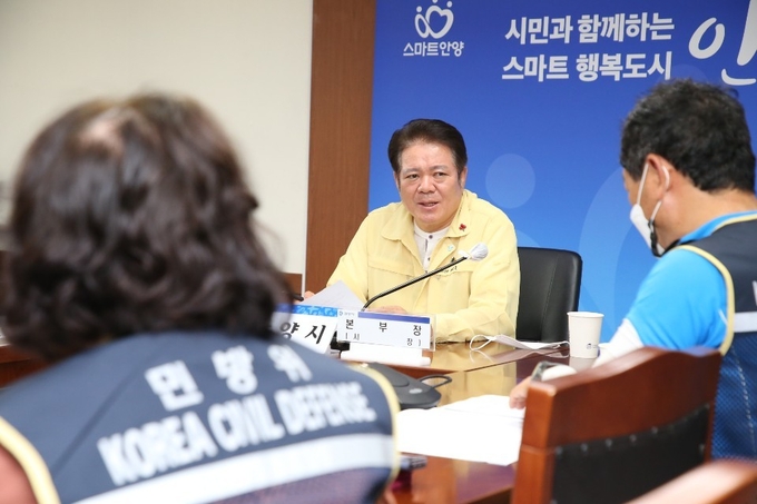  최대호 안양시장이 코로나19 감염사태가 다시 확산추세를 보인 것에 깊은 우려를 표하면서 감염확산의 적극적인 대응을 주문하고 있다. /안양시 제공
