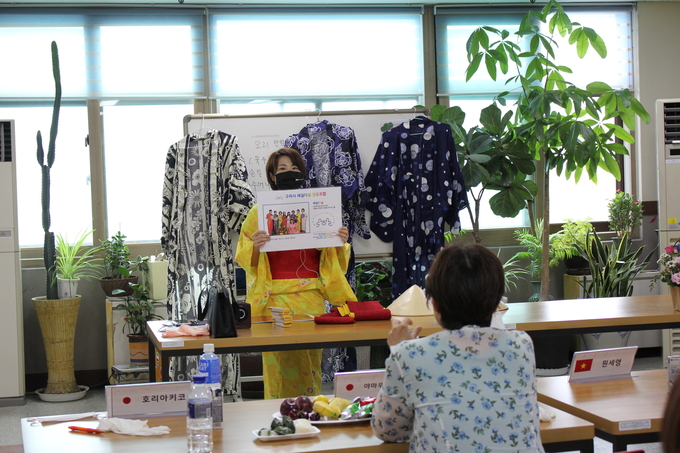 구리농수산물공사(는 코로나 19 감염병 및 긴 장마로 지쳐있는 결혼이민자를 대상으로 한국 생활의 안정적 정착을 위한 사회적응 지원을 목표로 말복 한국전통 보양식 만들기 등 다양한 프로그램을 진행했다./ 구리농수산물공사 제공