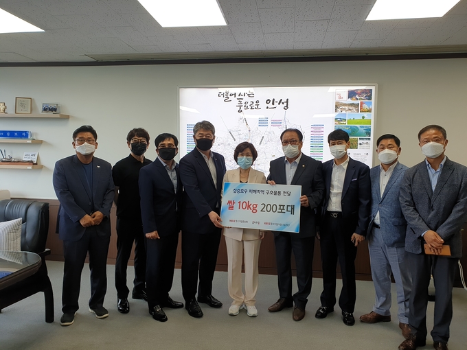 중소기업중앙회 경기지역본부 관계자들이 18일 안성시장실에서 성금과 구호물품을 전달하고 기념촬영을 하고 있다. (사진=중소기업중앙회 경기지역본부)