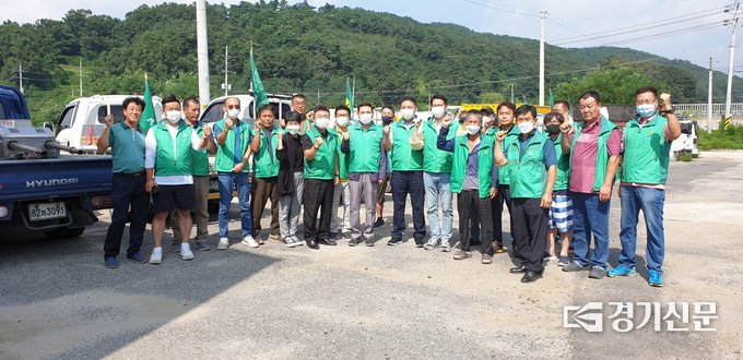 새마을지도자 포천시협의회가 가평군 지역에 방역봉사를 실시한 뒤 기념촬영하고 있다. / 포천시 제공