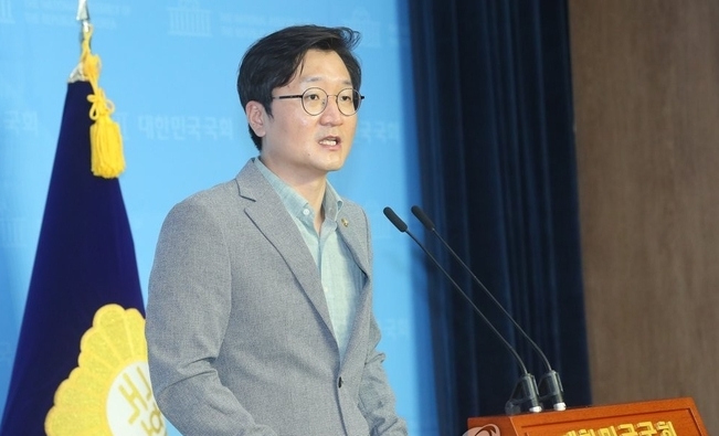 더불어민주당 전국대의원대회준비위원회 장철민 대변인이 19일 국회 소통관에서 새 지도부를 선출하는 전당대회를 오는 29일 예정대로 실시하되 장소는 당사로 변경한다고 밝히고 있다. 사진= 연합뉴스 