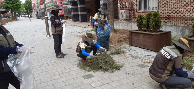 시흥시 정왕본동 경기행복마을관리소가 마을유후지 꽃심기, 주택 골목길 거리꾸미기를 진행하고 있다[ /시흥시 제공