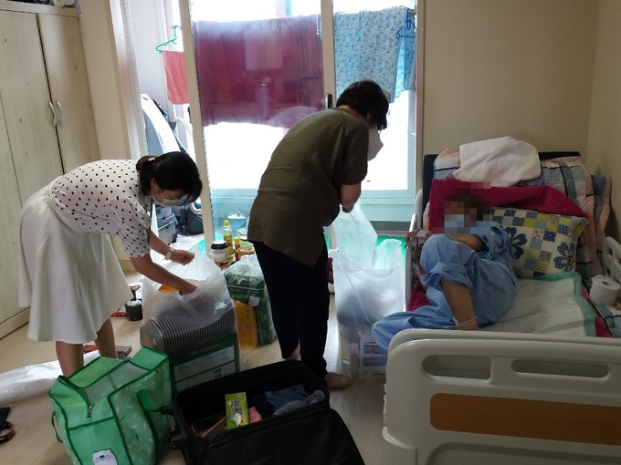 하남시가 복지시범사업인 ‘찾아가는 보건복지서비스’를 통해 고독사 위기에 놓인 독거노인의 존엄사 임종을 지원했다. /하남시 제공