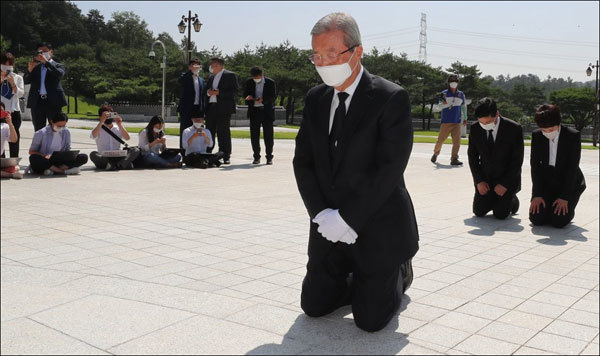 김종인 미래통합당 비상대책위원장이 19일 오전 광주 북구 국립 5·18 민주묘지에서 무릎을 꿇고 참배하고 있다. 사진=연합뉴스 