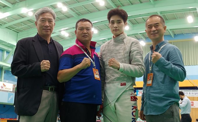 19일 강원도 양구군 청춘체육관에서 열린 제58회 전국남녀종별펜싱선수권대회 남자일반부 사브르 개인전에서 우승을 차지한 김준호가 화성시청 펜싱부 양달식 감독(왼쪽 첫번쨰)을 비롯한 코칭스태프와 기념촬영을 하고 있다. (사진=화성시청 펜싱부 제공)