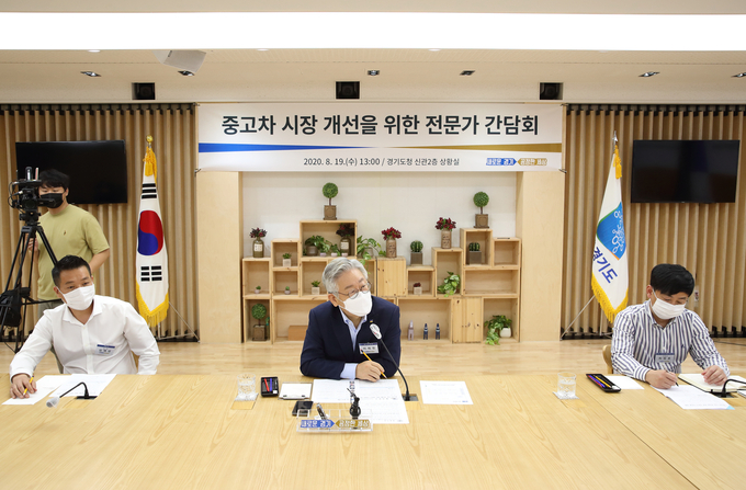 이재명 경기도지사가 '중고차 시장 개선을 위한 전문가 간담회'를 열고 답변을 하고 있다.(사진=경기도 제공)