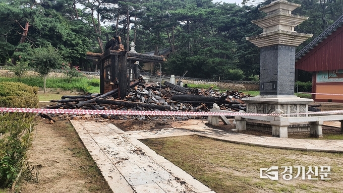 20일 새벽 발생한 화재로 전소된 용주사 호성전 (사진=최순철 기자)