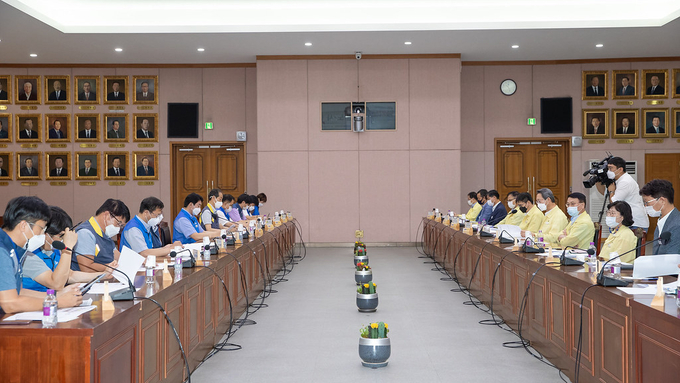 20일 오전 경기도청 신관4층 제1회의실에서 김희겸 경기도행정1부지사, 유관희 경기도청공무원노조위원장, 최원용 기획조정실장, 송희광 경기도청공무원노조 수석부위원장 등 도청교섭위원 노조 교섭위원들이 참석한 가운데 제6차 단체교섭 상견례가 열리고있다. (사진=경기도 제공)