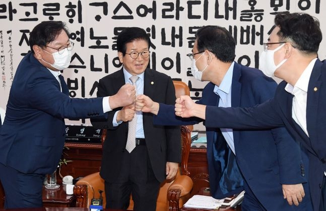 박병석 국회의장과 여야 원내지도부가 20일 오전 서울 여의도 국회에서 열린 국회의장-여·야 원내대표 회동에서 인사하고 있다. 사진= 연합뉴스 