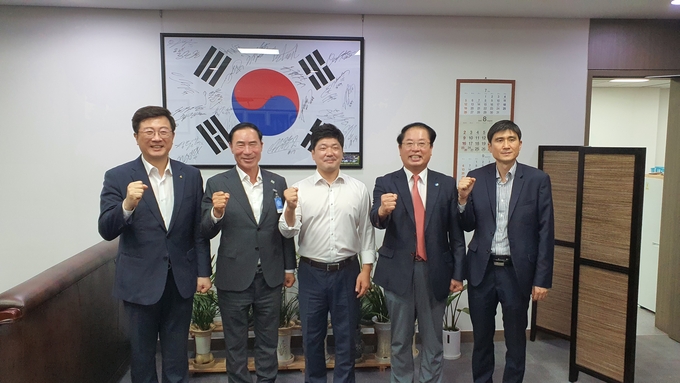 이원성 경기도체육회장(오른쪽 세번째)을 비롯한 국민체육진흥법 개정 추진위원회 위원들이 더불어민주당 이상헌 의원(왼쪽 두번째)을 만나 지방체육회 법정법인화 법안 조속 처리를 요청한 뒤 기념찰영을 하고 있다. 왼쪽부터 정창수 추진위 간사, 이원성 추진위 부위원장, 이용 의원, 곽종배 전국시군구체육회장협의회회장, 심상보 대한체육회 부장. (사진=경기도체육회 제공)