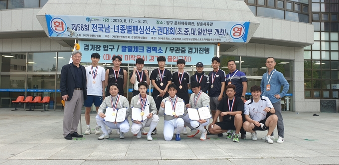 20일 강원도 양구군 양구문화체육관에서 열린 제58회 전국남녀종별펜싱선수권대회 남자부 단체전에서 전 종목 입상을 차지한 화성시청 펜싱부가 기념촬영을 하고 있다. (사진=화성시청 펜싱부 제공)