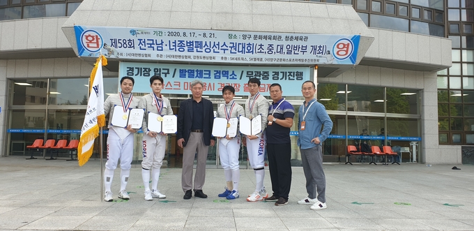 20일 강원도 양구군 양구문화체육관에서 열린 제58회 전국남녀종별펜싱선수권대회 남자부 사브르 단체전에서 우승을 차지한 화성시청 펜싱부 사브르팀이 기념촬영을 하고 있다. (사진=화성시청 펜싱부 제공)