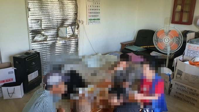 지난 7월 일자리를 구하지 못한 주민과 몸이 아파 일을 하지 못하는 주민들이 모여 늦은 점심식사를 하고 있다.(사진=김기현 기자)