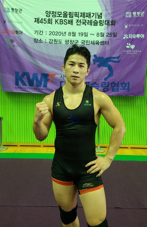 20일 강원도 평창군 평창국민체육센터에서 열린 양정모올림픽제패기념 제45회 KBS배 전국레슬링대회에서 우승을 차지한 김창수(수원시청)가 기념촬영을 하고 있다. (사진=수원시청 레슬링부 제공)