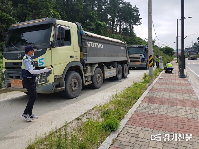 포천시 창수면의 한 도로에서 공무원들이 화물차량들의 과적에 대해 단속과 계도 활동을 하고 있다. / 포천시 제공