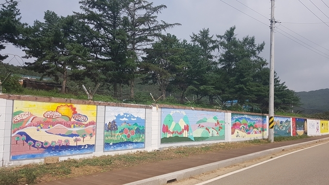 파주시 월롱명 용상골 등산로 입구의 군부대 담장이 온갖 그림으로 채워져 있다. /파주시 제공