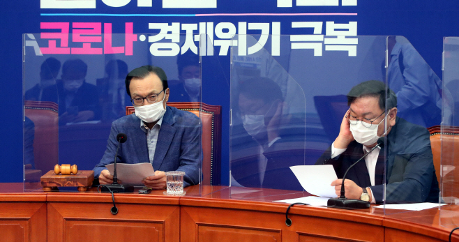 이해찬 더불어민주당 대표 가 21일 오전 서울 여의도 국회 당대표회의실에서 열린 최고위원회의에서 발언하고 있다. 사진= 연합뉴스 