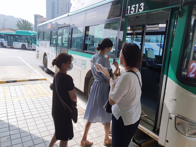 용인시가 코로나19 확산을 막기 위해 공영버스터미널에서 발열체크를 강화했다. /용인시 제공