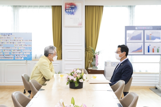 더불어민주당 김한정 의원이 이재명 경기도지사와의 면담에서‘지하철 4호선 진접선 개통 지연 우려’에 대한 지역 민심을 전달하고, 개통을 하루라도 앞당길 수 있도록 경기도의 적극적인 노력을 당부했다. /김한정 의원실 제공
