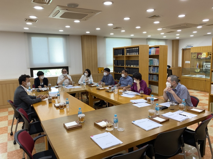 김종천 시장이 시의원들과 간담회를 통해 과천과천 공공주택지구의 신규투자사업에 과천도시공사가 참여하는 것에 동의해 달라는 취지를 설명하고 있다. 