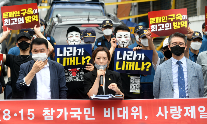 21일 오전 서울 성북구 사랑제일교회 앞에서 열린 문재인 정권 가짜 방역계엄령 규탄 기자회견에서 전광훈 목사의 변호인 강연재 변호사가 발언하고 있다. (사진=연합뉴스)