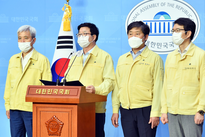 염태영(수원시장) 전국시장·군수·구청장협의회 대표회장(사진 왼쪽 두번째)이 기자회견에서 발언하고 있다. (사진=수원시 제공)