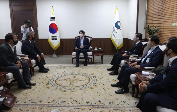  이인영 통일부 장관이 21일 오후 정부서울청사에서 개성공단기업협회 회장단과 면담을 하며 발언하고 있다. 사진= 연합뉴스 