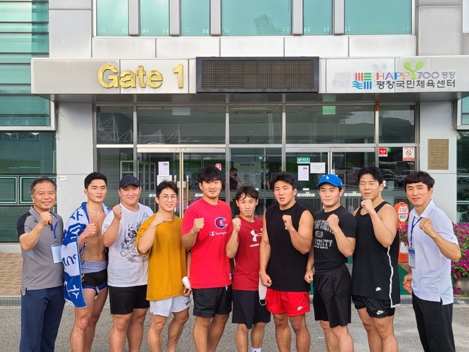 21일 강원도 평창군 평창국민체육센터에서 열린 양정모올림픽 제패기념 제45회 KBS배 전국레슬링대회 이틀째 남자일반부 자유형에서 금 3개, 동메달 2개로 3년 만에 종합우승을 차지한 수원시청 레슬링부가 기념촬영을 하고 있다. (사진=수원시청 레슬링부 제공)