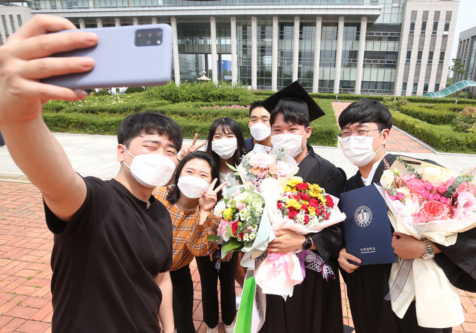  지난 21일 국립 인천대학교 송도캠퍼스에서 한 졸업생 일행이 기념사진을 찍고 있다. (사진=연합뉴스)