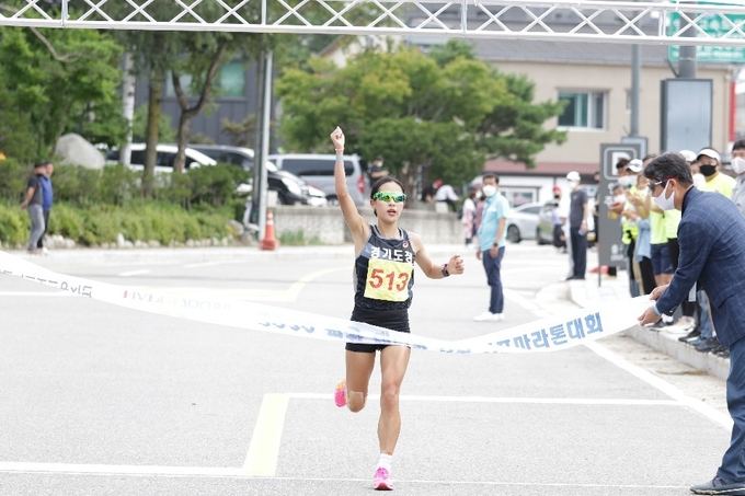 22일 강원도 평창군 대관령에서 열린 2020 평창 대관령 전국하프마라톤대회 여자부에서 우승을 차지한 임예진(경기도청)이 1위로 결승선을 통과하고 있다. (사진=경기도육상연맹 제공)