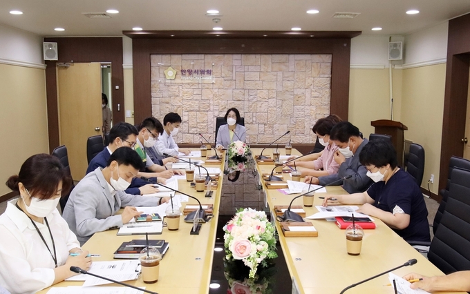 안양시의회 각 상임위원장과 안양시 부시장 각 보건소장 등이 참석해 코로나 19 비상 대책회의를 하고 있다.