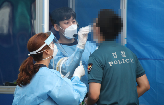 코로나19 검사받는 광화문 집회 근무 경찰 (사진=연합뉴스)