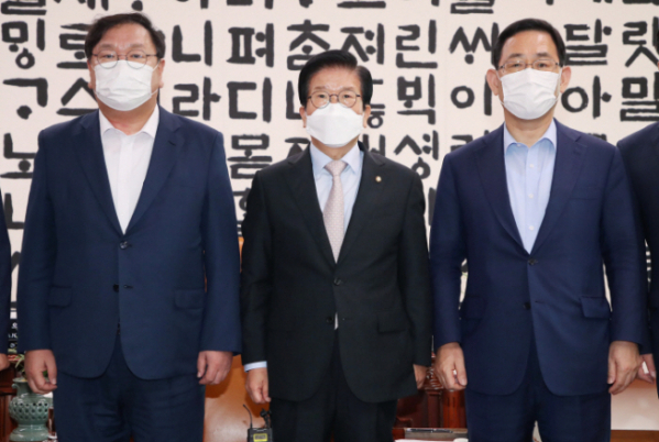 박병석 국회의장(가운데)과 여야 원내지도부가 지난 20일 오전 서울 여의도 국회에서 열린 국회의장-여·야 원내대표 회동에서 기념촬영하고 있다. (사진= 연합뉴스) 
