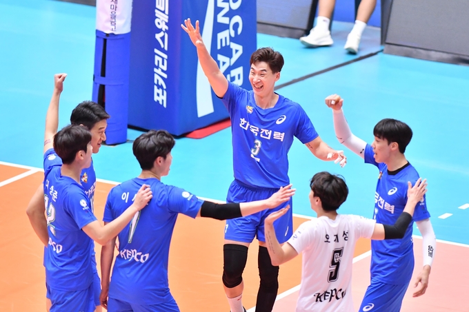 23일 충북 제천체육관에서 열린 2020 제천·MG새마을금고컵 프로배구대회 B조 조멸리그 1차전 수원 한국전력과 국군체육부대의 경기에서 한국전력 선수들이 득점에 성공한 뒤 환호하고 있다. (사진=한국배구연맹 제공)