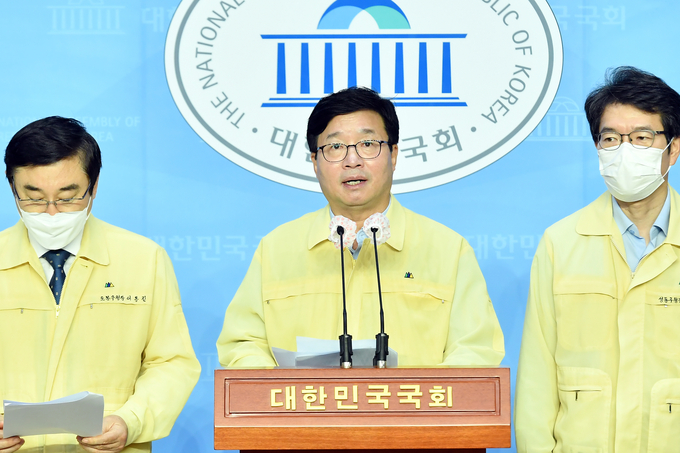 염태영 더불어민주당 최고위원 후보(수원시장, 사진 가운데)가 24일 국회 소통관에서 대국민 기자회견을 하고 있다. (사진=염태영 후보 캠프 제공)
