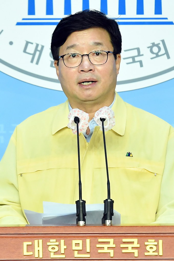 염태영 더불어민주당 최고위원 후보(수원시장)가 24일 국회 소통관에서 대국민 기자회견을 하고 있다. (사진=염태영 후보 캠프 제공)