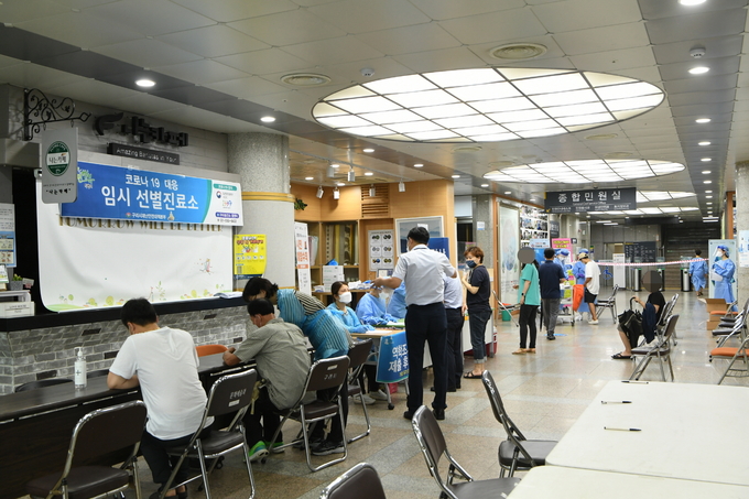 구리시재난안전대책본부가 지난 20일 최근 교회 발 여파로 관내에도 코로나19 확진자가 다수 발생함에 따라 예배 및 집회, 방문자에 대한 진단검사 행정명령을 발령했다. /구리시 제공