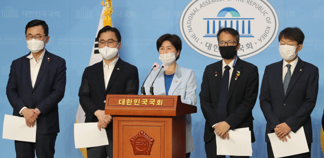 더불어민주당 소속 국회 법사위원들이 24일 오전 서울 여의도 국회 소통관에서 공수처장 후보자추천위원회 위원추천 촉구 기자회견을 하고 있다. 왼쪽부터 소병철 의원, 김종민 의원, 백혜련 간사, 박주민 의원, 최기상 의원. 사진= 연합뉴스 제공 