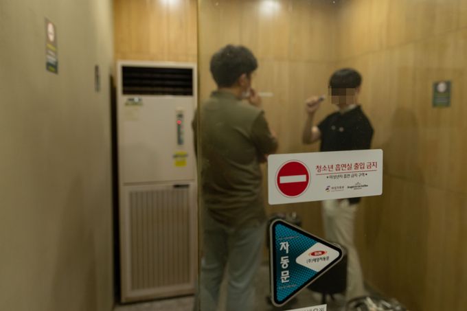 ‘실내 흡연실 폐쇄’ 권고 전, 한 실내 흡연실을 이용하는 흡연자들 모습. (사진=수원시 제공)