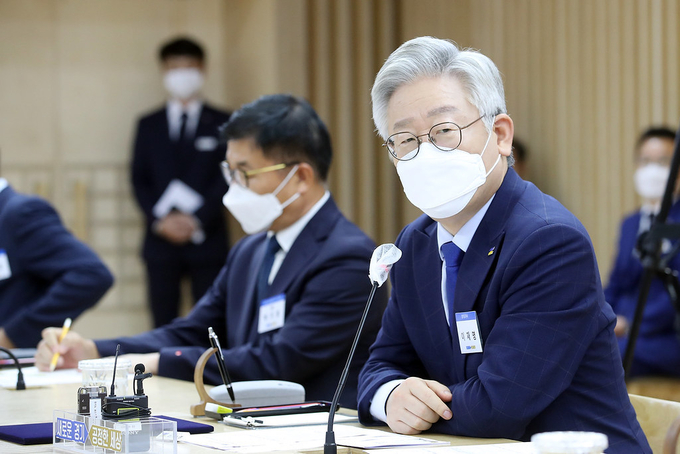 24일 오후 경기도청 신관2층 상황실에서 이재명 경기도지사, 안상준 (주)코오롱인베스트먼트 대표, 박상선 스마일게이트인베스트먼트(주) 부사장, 심동욱 포스코 기술투자(주) 대표, 박기호 (사)한국소재부품장비투자기관협회장, 김기준 경기도경제과학진흥원장, 표인식 주식회사 티에스아이대표, 유성준 (주)대진 대표 등이 참석한 가운데 소재․부품․장비산업 투자활성화를 위한 업무협약식이 열렸다. (사진=경기도 제공)