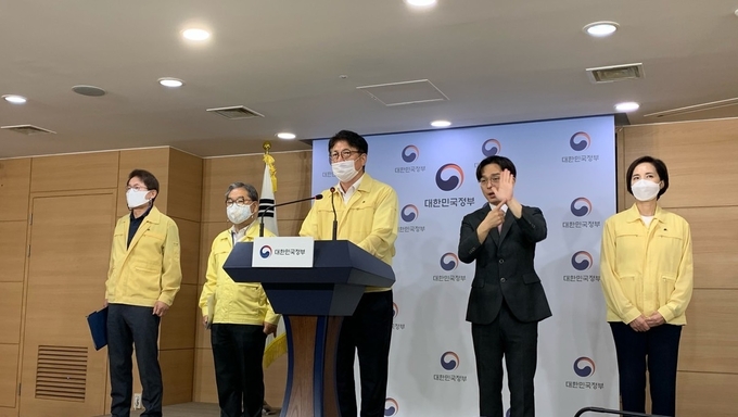 원격수업 전환에 따른 교육부 장관 및 3개 시도교육감 공동기자회견에서 도성훈 인천교육감이 지원방안을 발표하고 있다. (사진=인천시교육청 제공)
