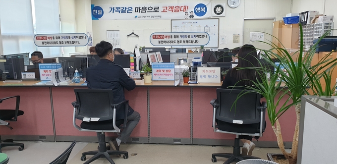 노상주차처 견인사무실(견인거주자팀) 창구에 설치된 투명 아크릴 비말가림막. /성남도시개발공사 제공
